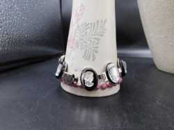 7" BLACK AND PEARL WHITE OVAL CAMEO BRACELET, 9 LINKS